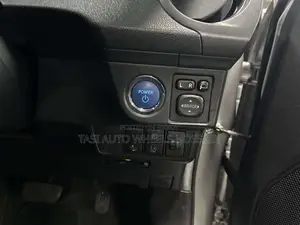 টয়োটা এক্সিও ২০২১ সিলভার