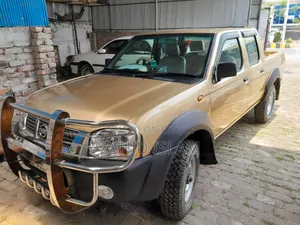 Nissan Double Cab 2006 Gold