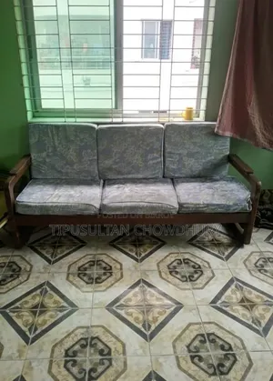 সেগুন কাঠের তিন সিটের সোফা।