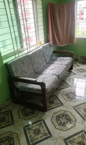 সেগুন কাঠের তিন সিটের সোফা।