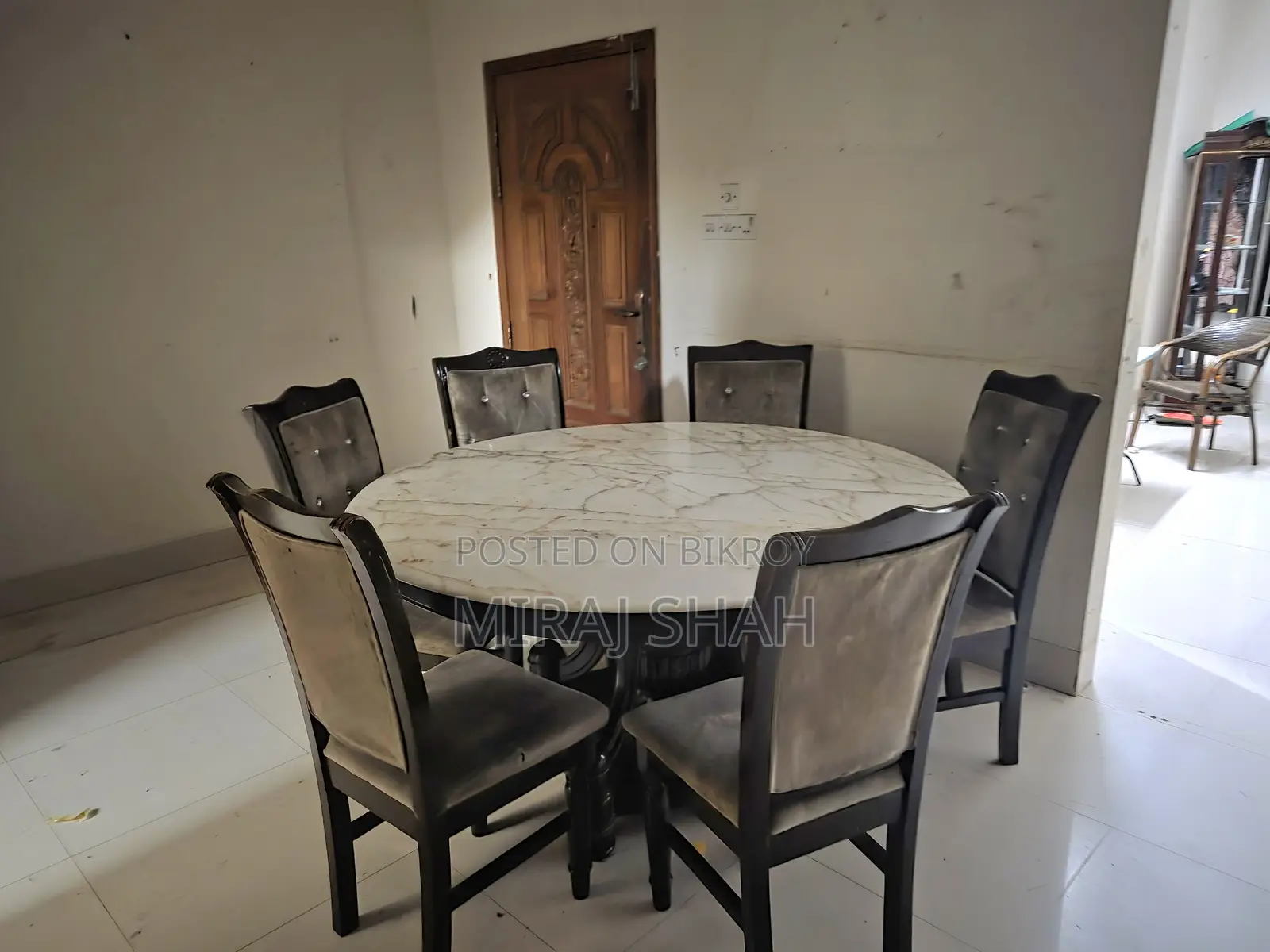 ডাইনিং টেবিল