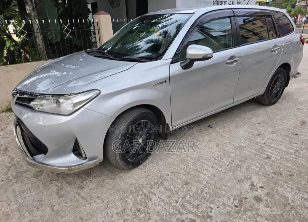 Toyota Corolla Fielder 1.5 Hybrid FWD 2017 Silver