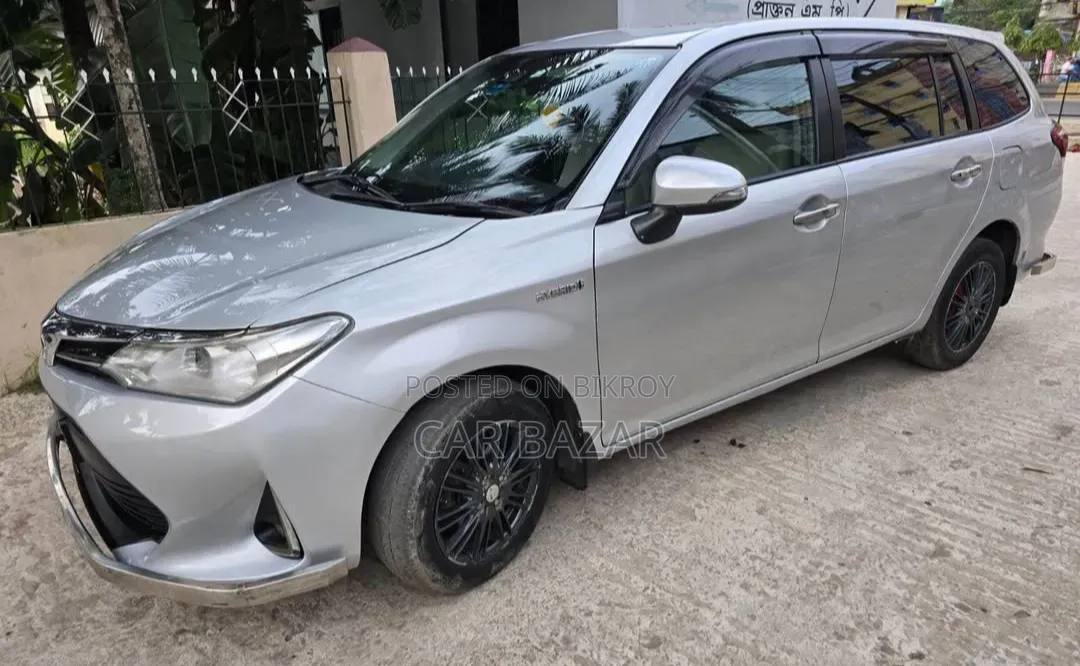 Toyota Corolla Fielder 1.5 Hybrid FWD 2017 Silver