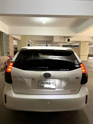 Toyota Prius 4-Door Hatchback (1.8L 4-Cylinder Gas/Electric Hybrid CVT) 2016