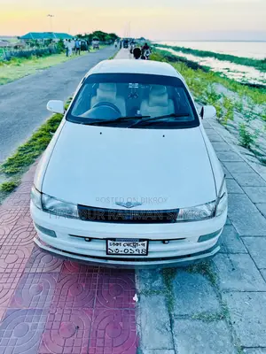 টয়োটা করিনা ১৯৯৩ সাদা