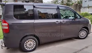 টয়োটা নোয়া ২০১২ গ্রে