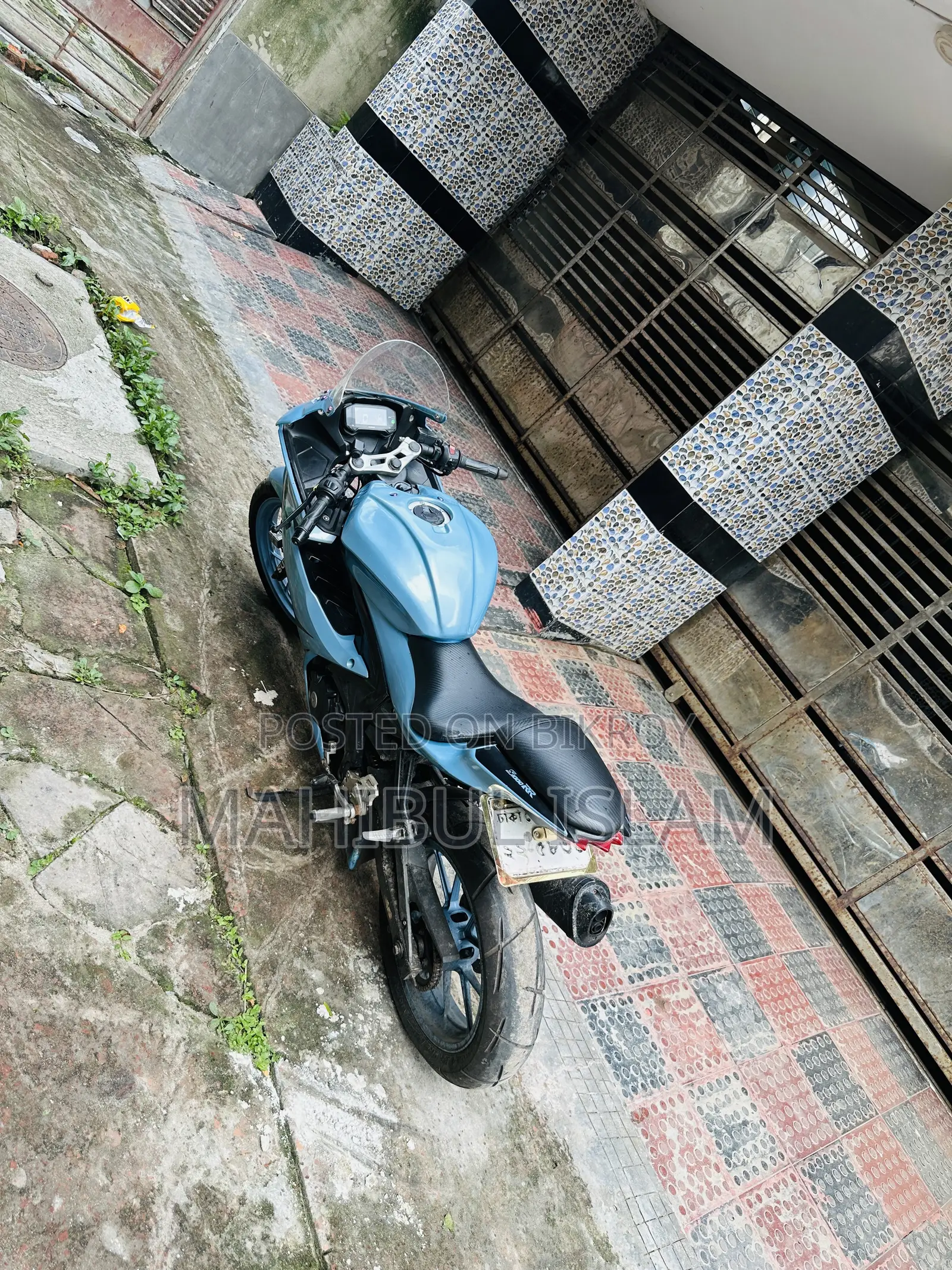 সুজুকি জিএসএক্স-আর ২০২২ কালো