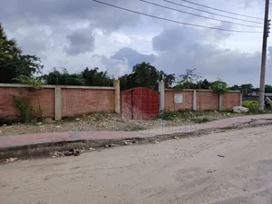 ৭৫ ফিট রোডে ৫কাঠা প্লট ৩০০ ফিট রোডের পাশে।