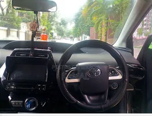 টয়োটা প্রিউস ২০১৭ গ্রে