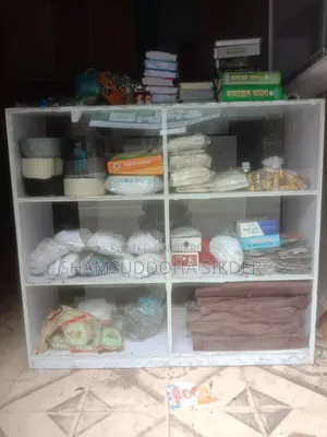 দোকানের গ্লাস সুকেসটি বিক্রি করা হবে।