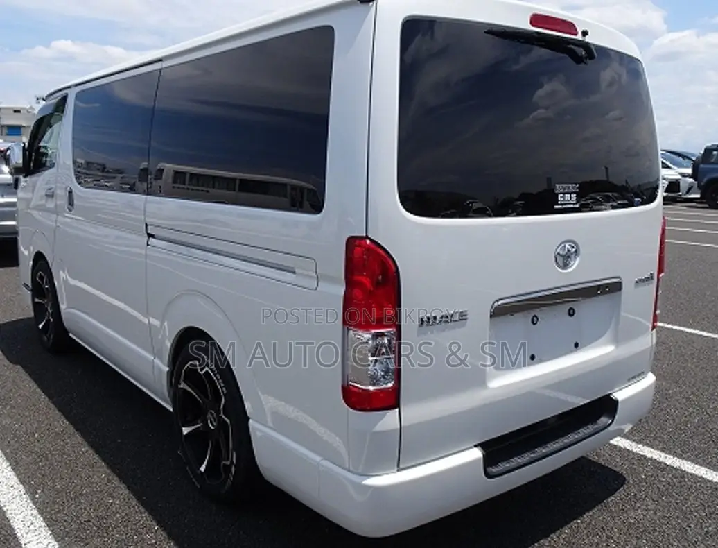 Toyota HiAce 2021 White