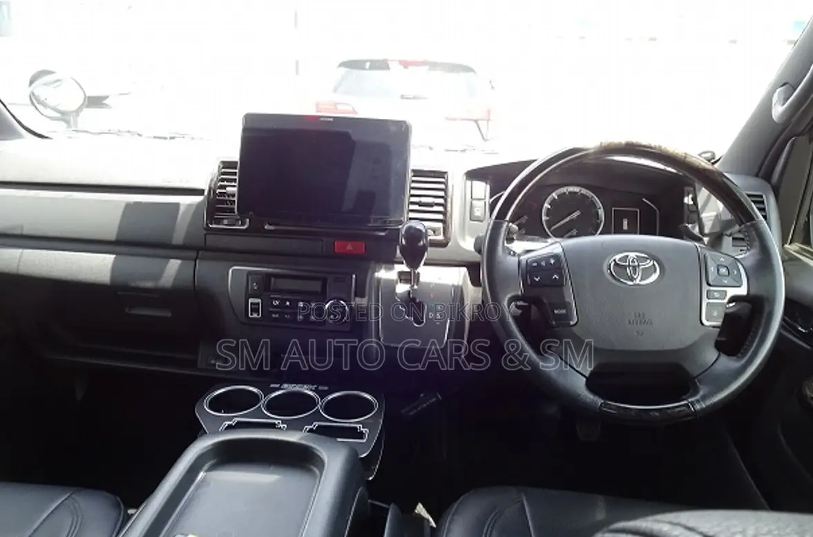 Toyota HiAce 2021 White