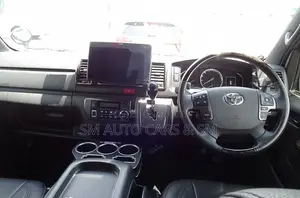 Toyota HiAce 2021 White
