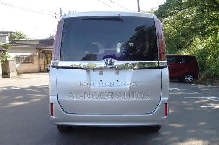 টয়োটা নোয়া ২.০ এফডব্লিউডি (৮ সিটার) ২০২১ সিলভার
