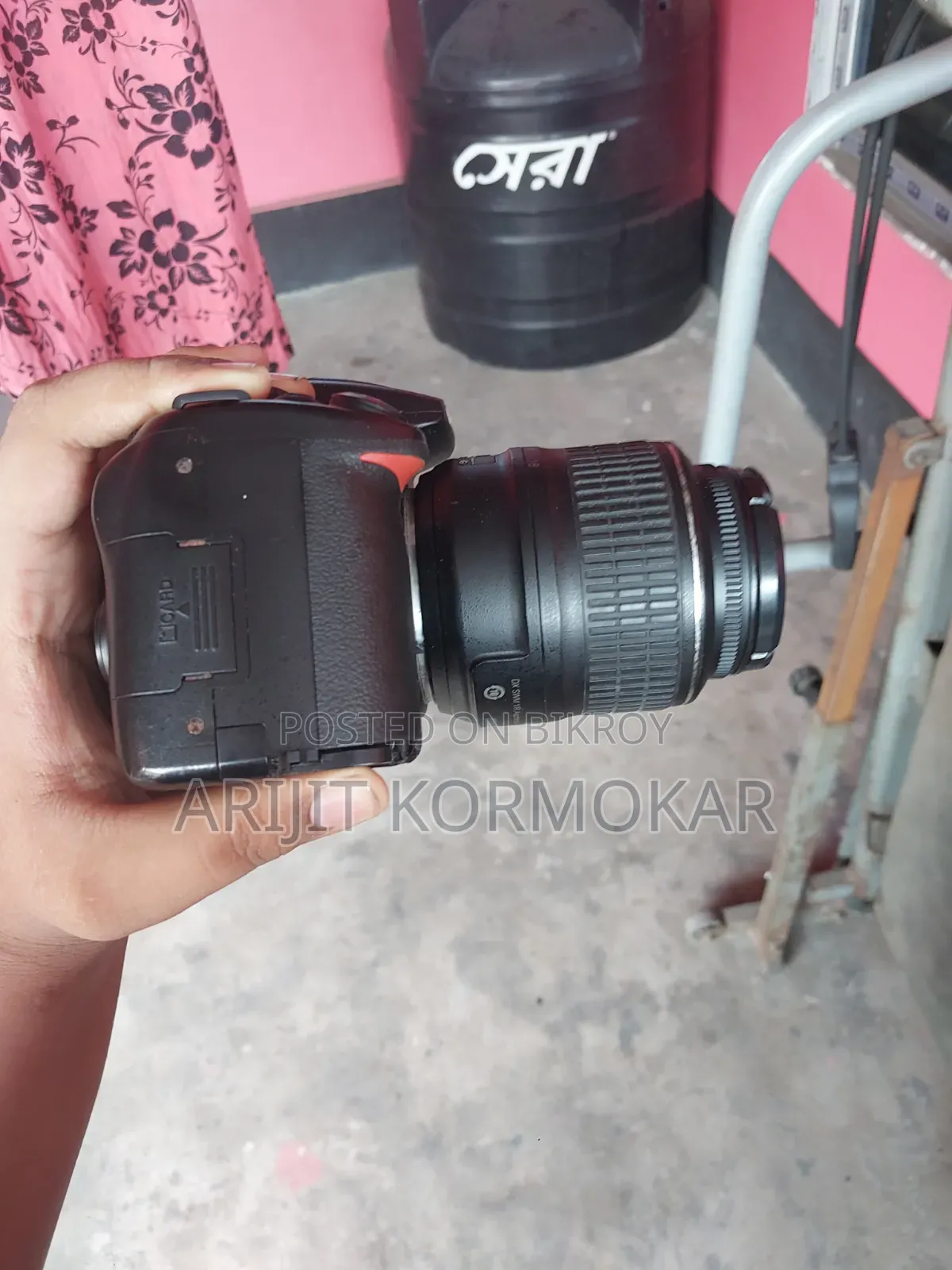 ব্যাটারি লক সিস্টেম ভাঙ্গা এবং ভিউ ফাইন্ডার স্ক্র্যাচ রয়েছে