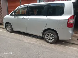 টয়োটা হাইএচ ২০১১ সিলভার