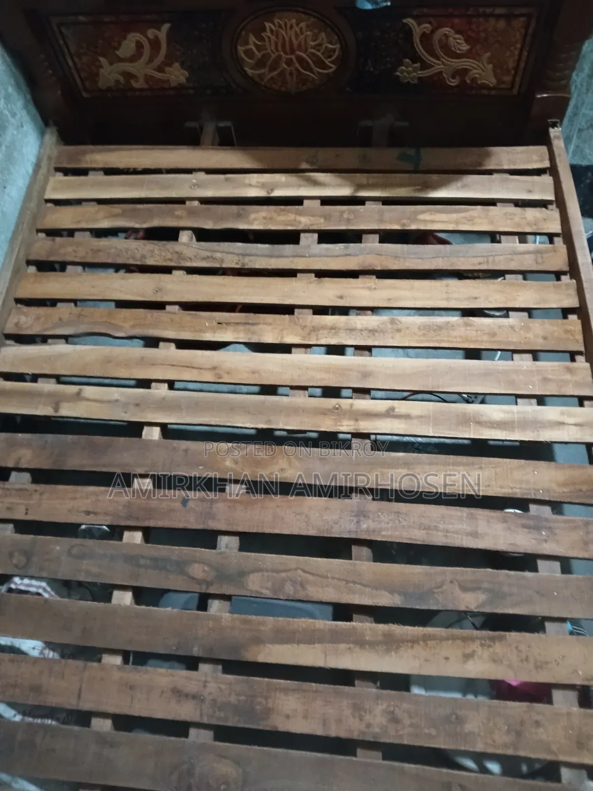 একটি খাট এবং একটি তোষক বিক্রি হবে