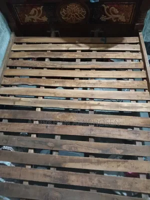 একটি খাট এবং একটি তোষক বিক্রি হবে