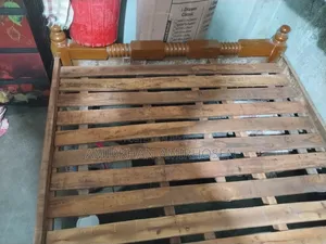 একটি খাট এবং একটি তোষক বিক্রি হবে