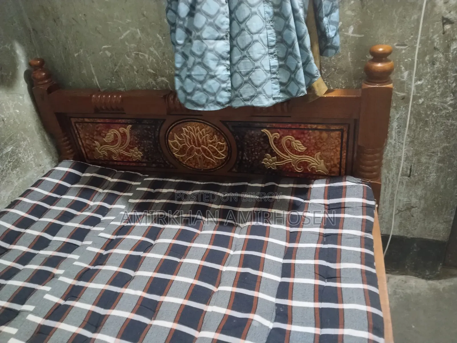 একটি খাট এবং একটি তোষক বিক্রি হবে