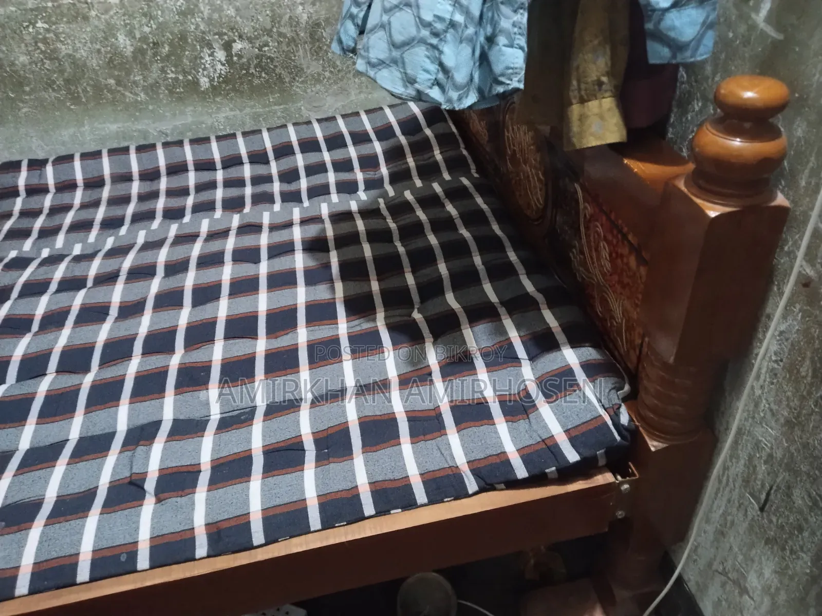 একটি খাট এবং একটি তোষক বিক্রি হবে