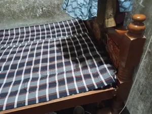 একটি খাট এবং একটি তোষক বিক্রি হবে