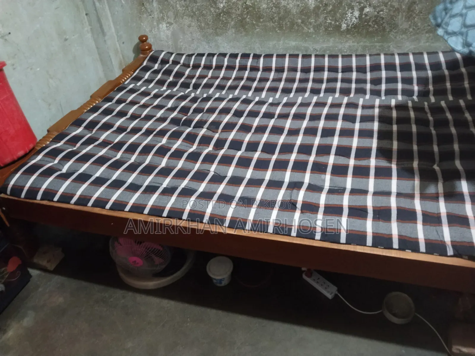 একটি খাট এবং একটি তোষক বিক্রি হবে