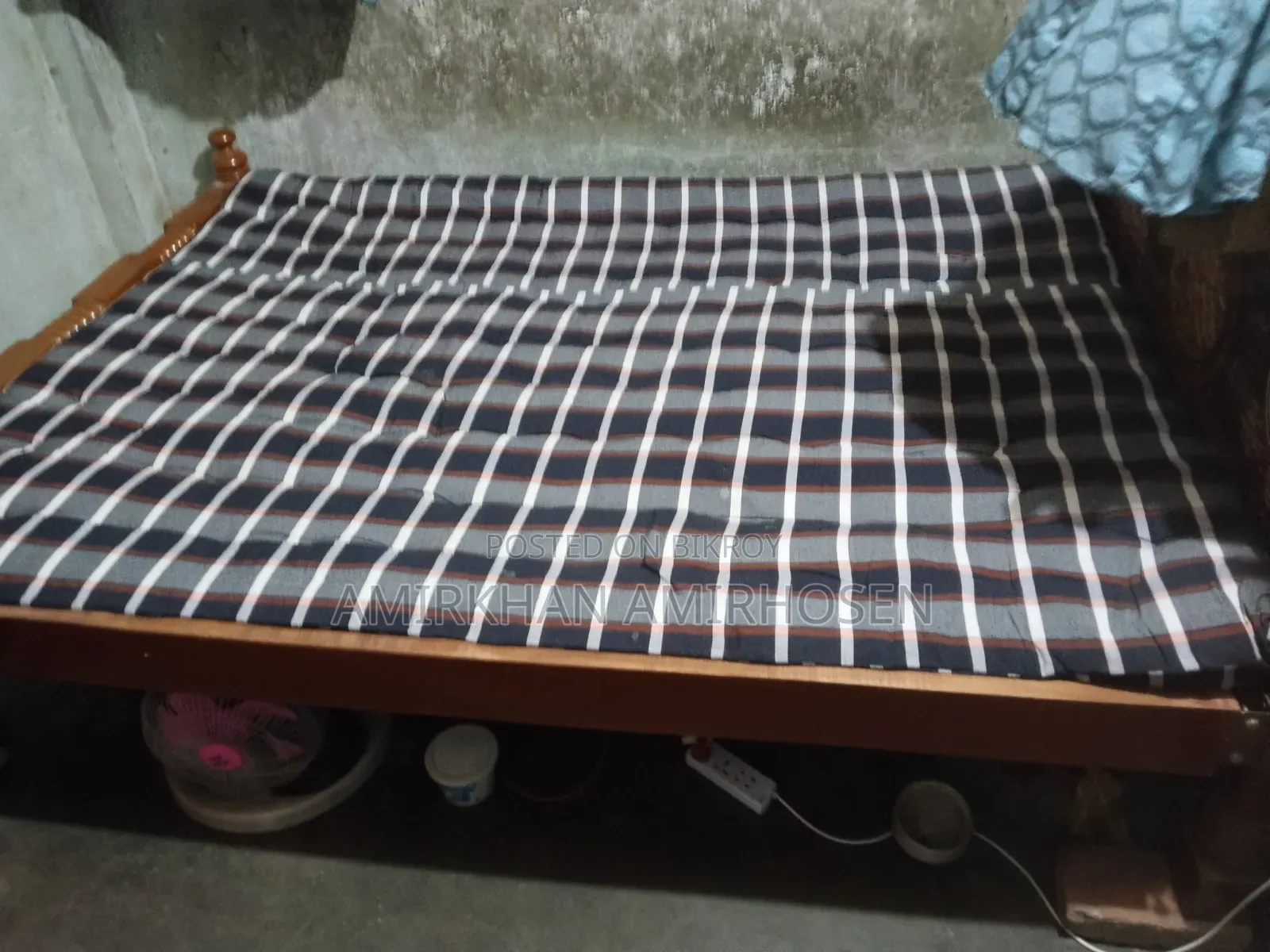 একটি খাট এবং একটি তোষক বিক্রি হবে