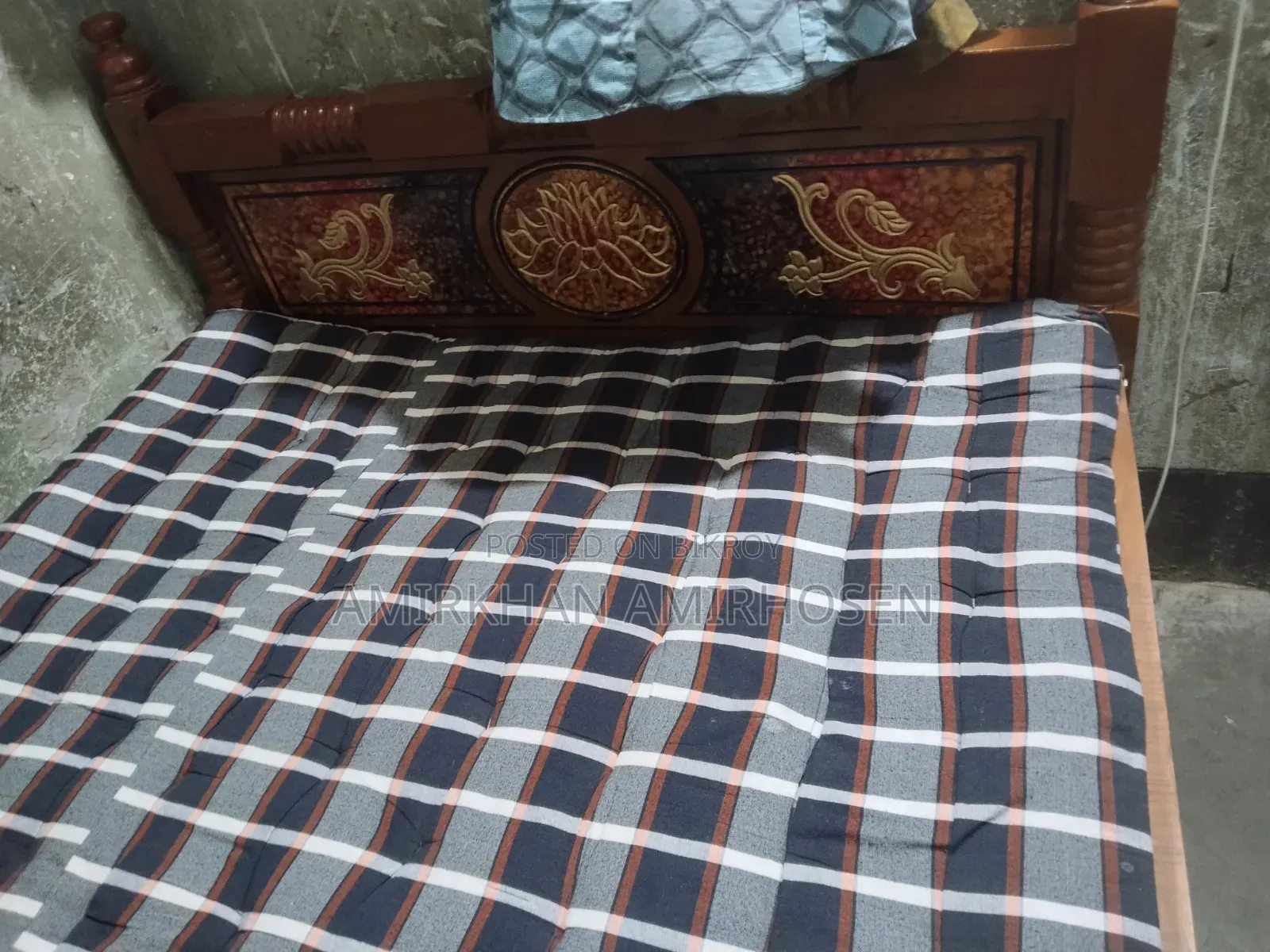 একটি খাট এবং একটি তোষক বিক্রি হবে