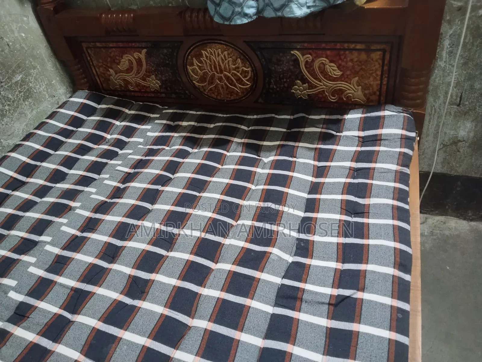 একটি খাট এবং একটি তোষক বিক্রি হবে