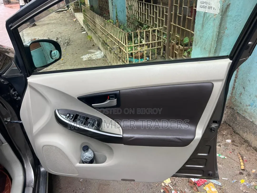 টয়োটা প্রিউস ২০১৪ গ্রে