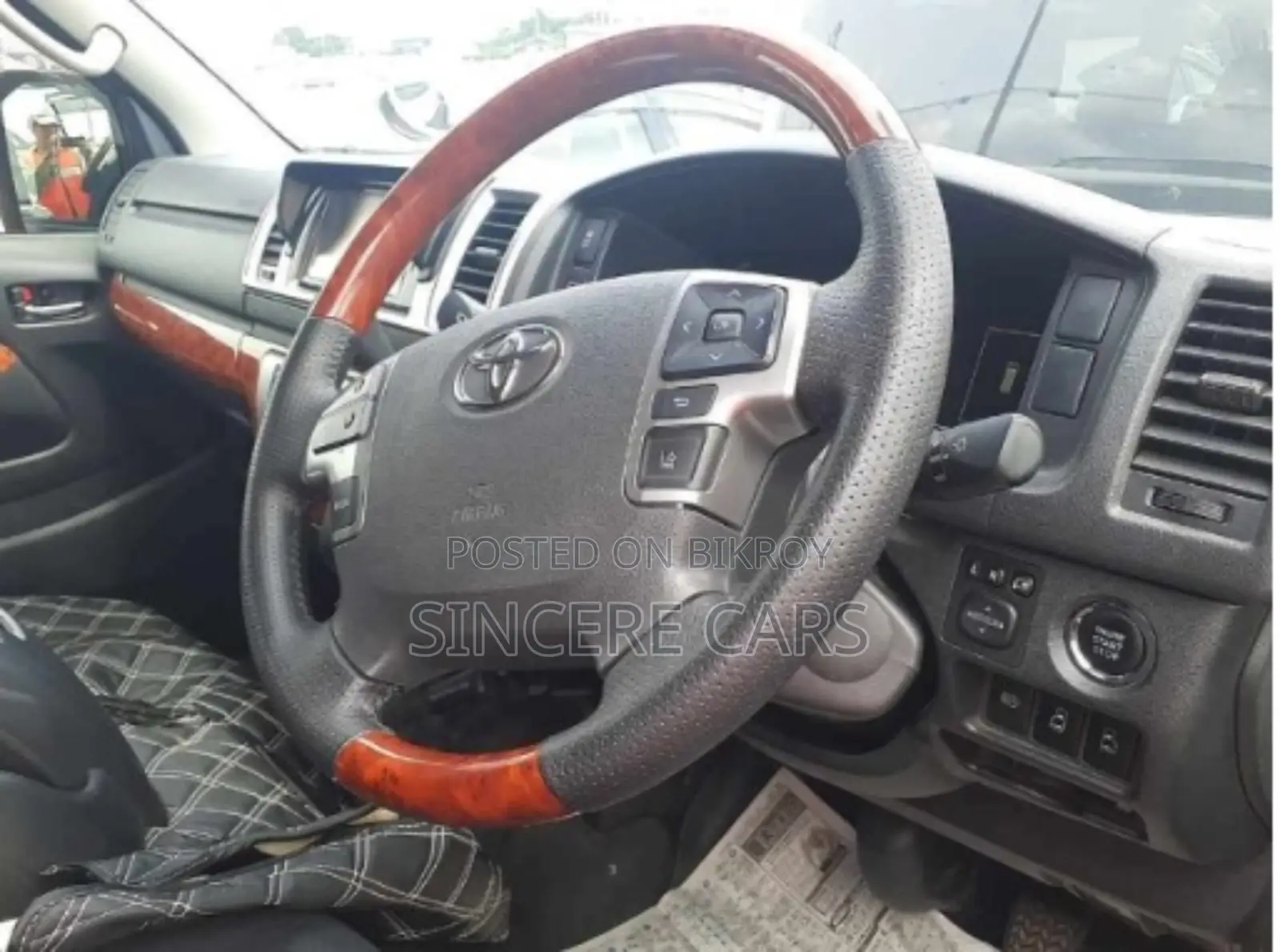 Toyota HiAce 2021 White