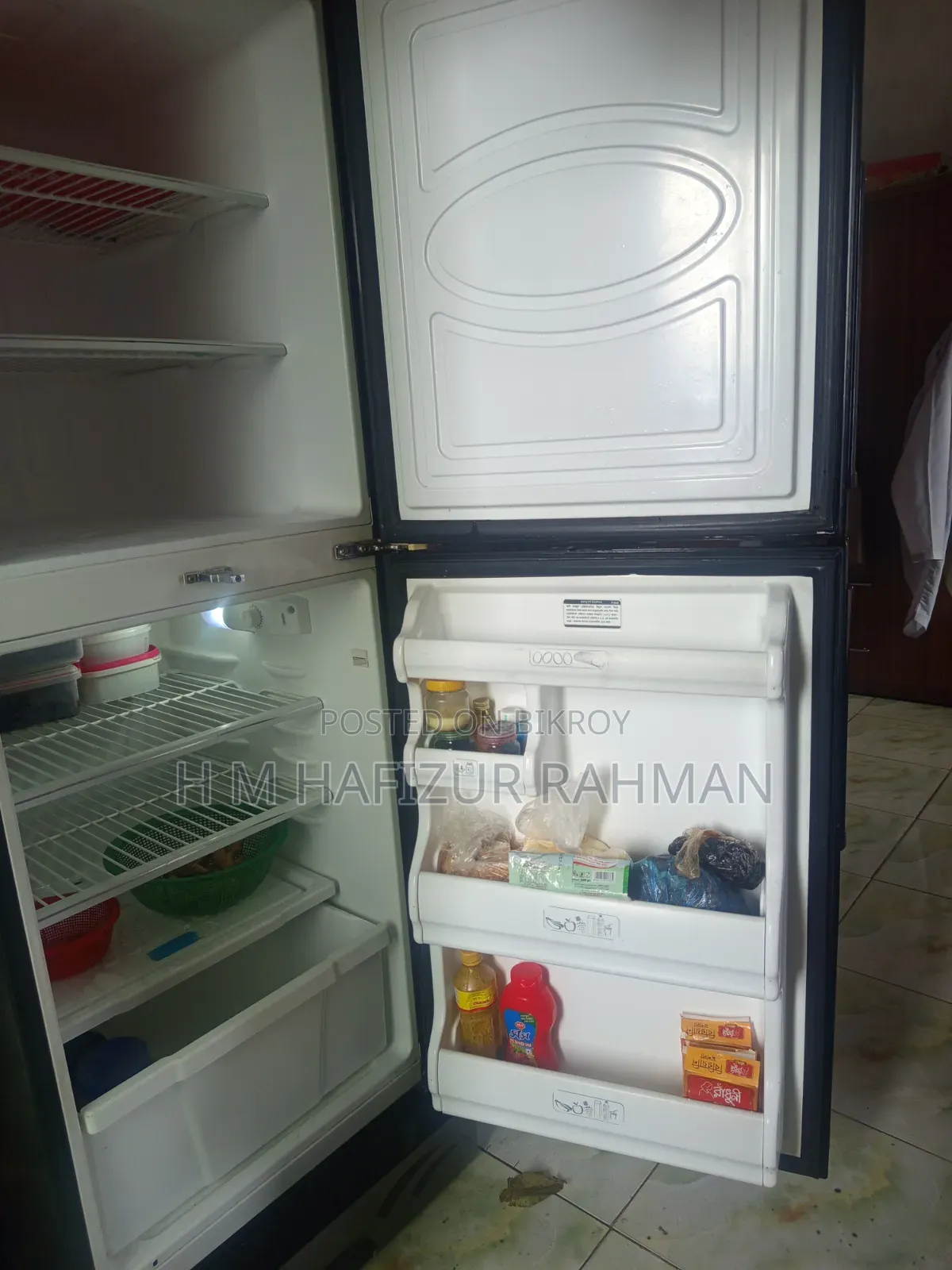 I will sell a large fridge, it looks like brand new.