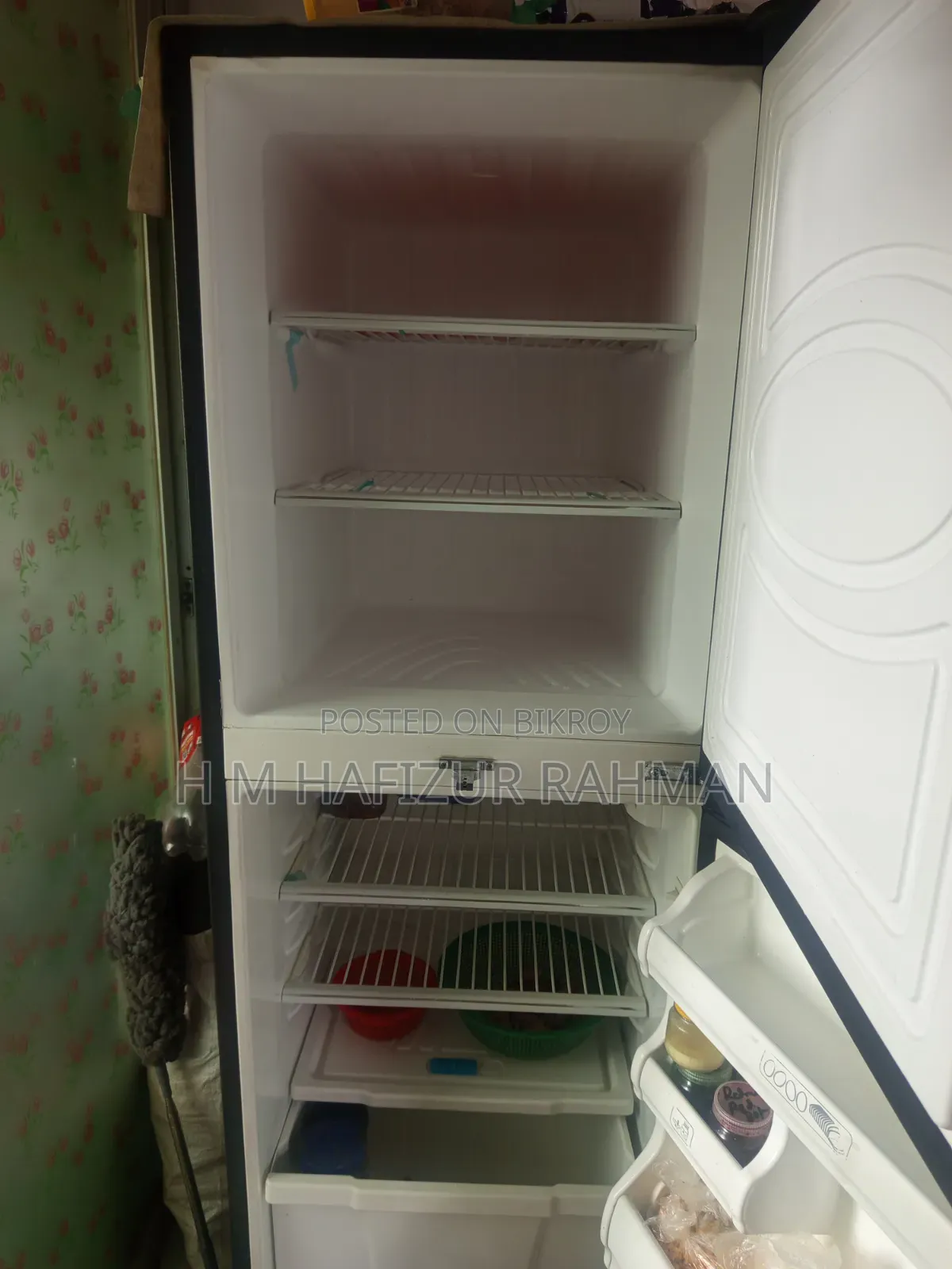 I will sell a large fridge, it looks like brand new.