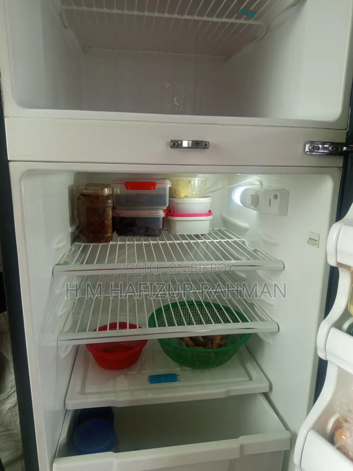 I will sell a large fridge, it looks like brand new.