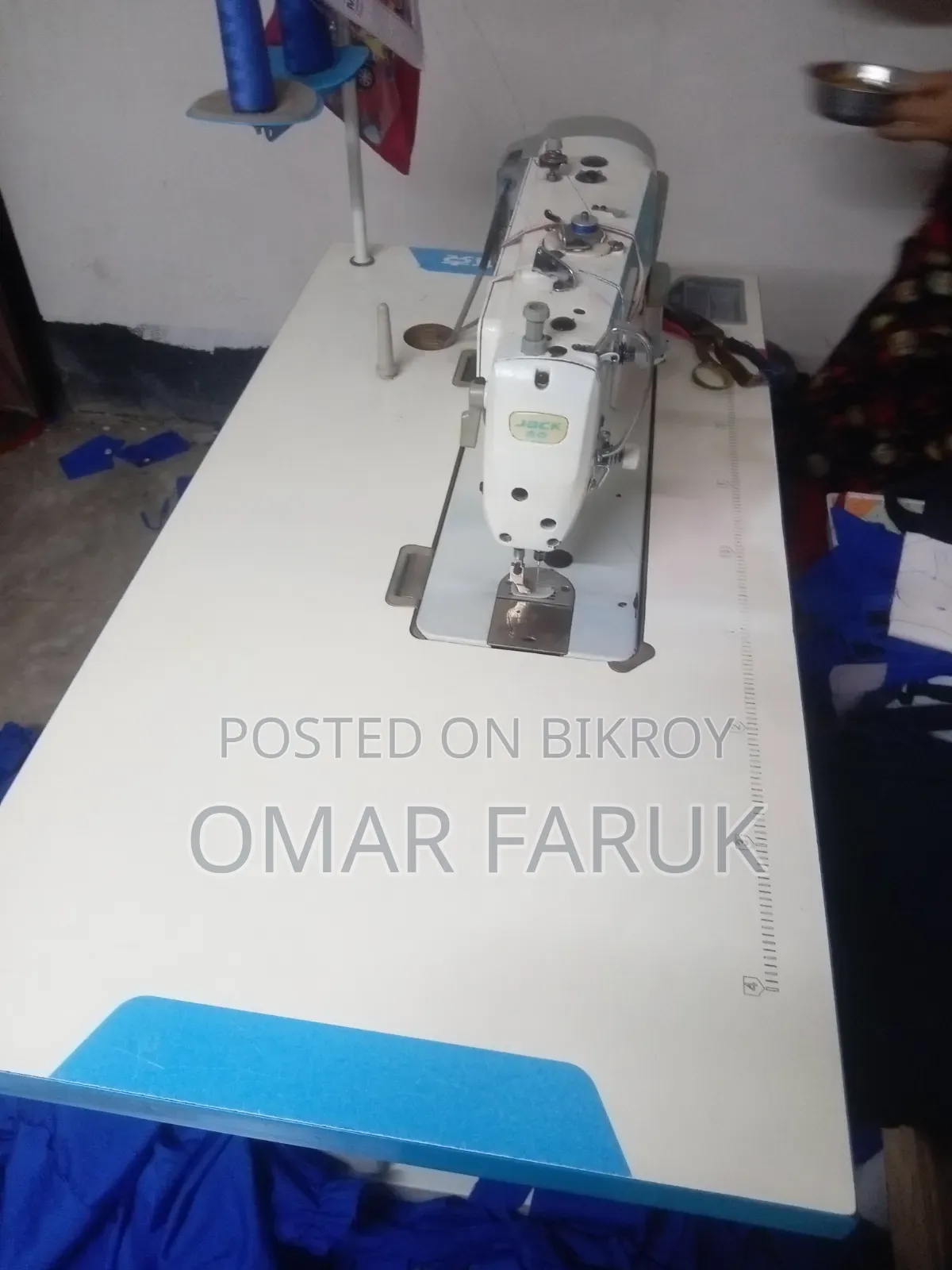 Auto sewing machine runs very well, no problems, does auto threading
