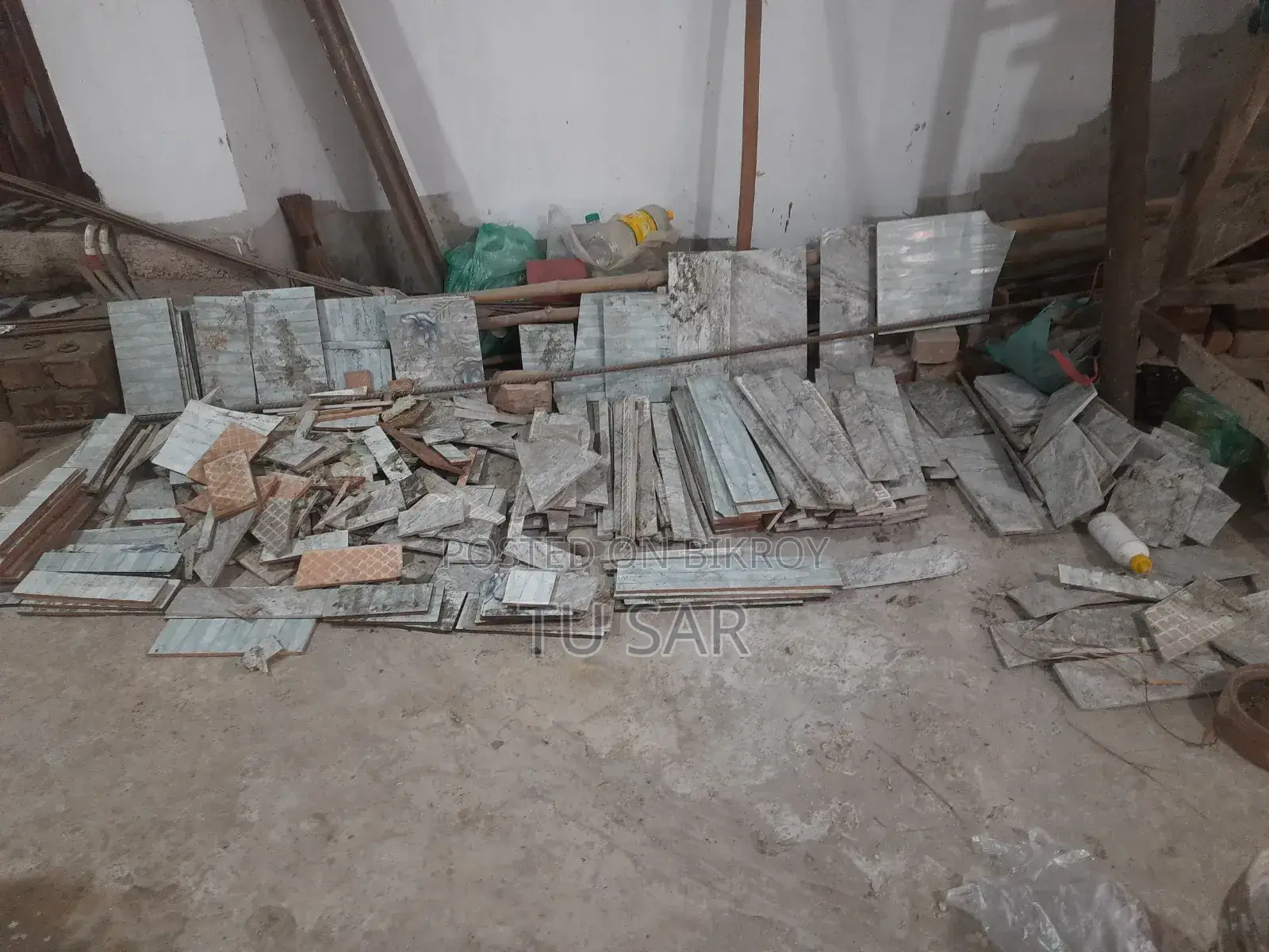 ব্যবহৃত টাইলস এর টুকরো