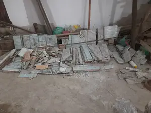 ব্যবহৃত টাইলস এর টুকরো