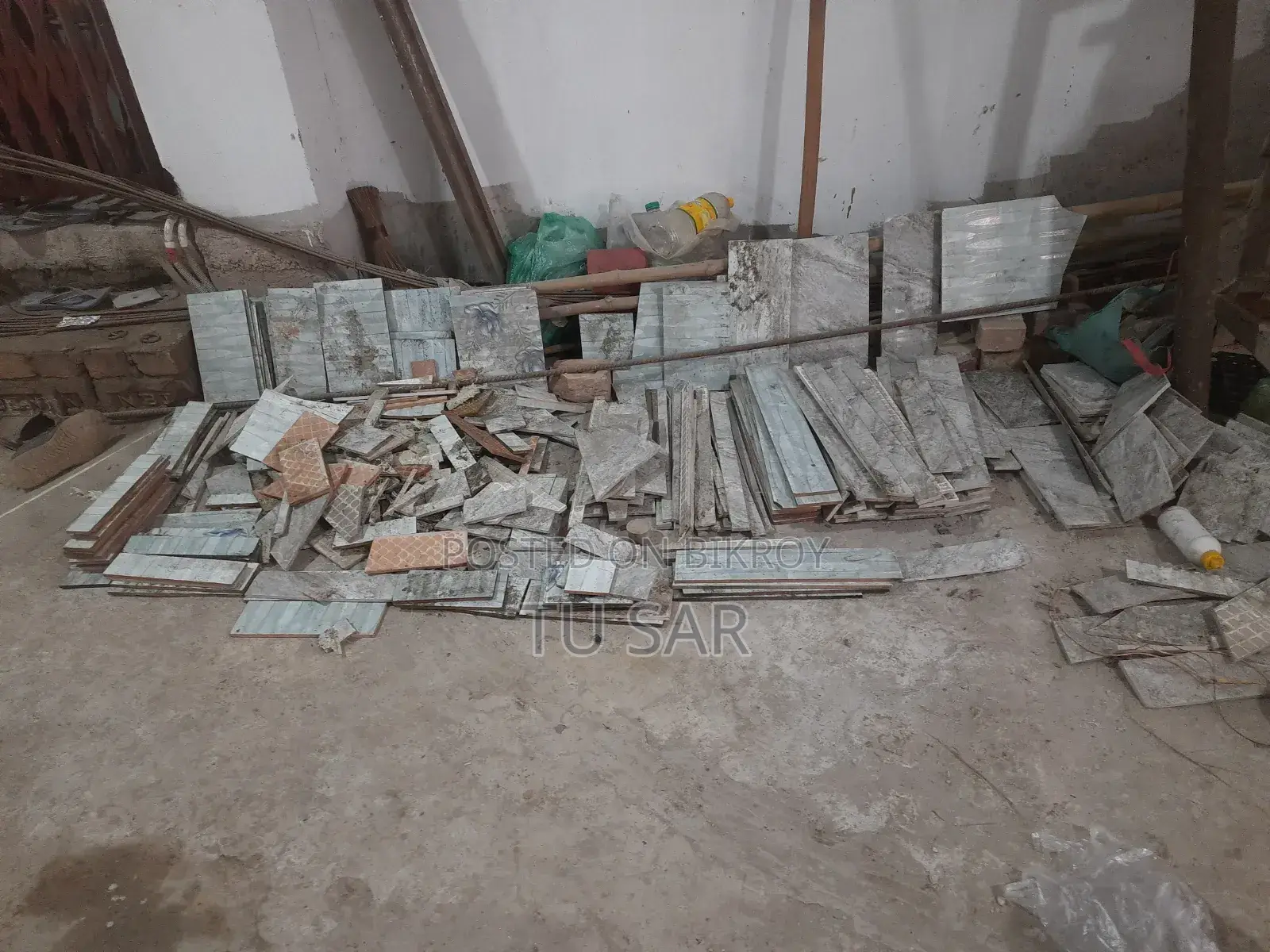 ব্যবহৃত টাইলস এর টুকরো
