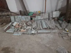 ব্যবহৃত টাইলস এর টুকরো