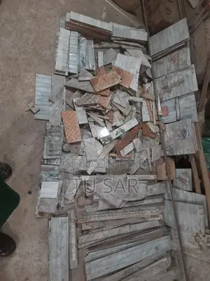 ব্যবহৃত টাইলস এর টুকরো