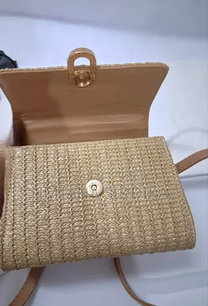 আমদানিকৃত খড়-বোনা হ্যান্ডব্যাগ