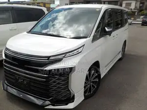টয়োটা ভক্সি ২০২২ পার্ল