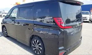 টয়োটা নোয়া ২০২২ কালো