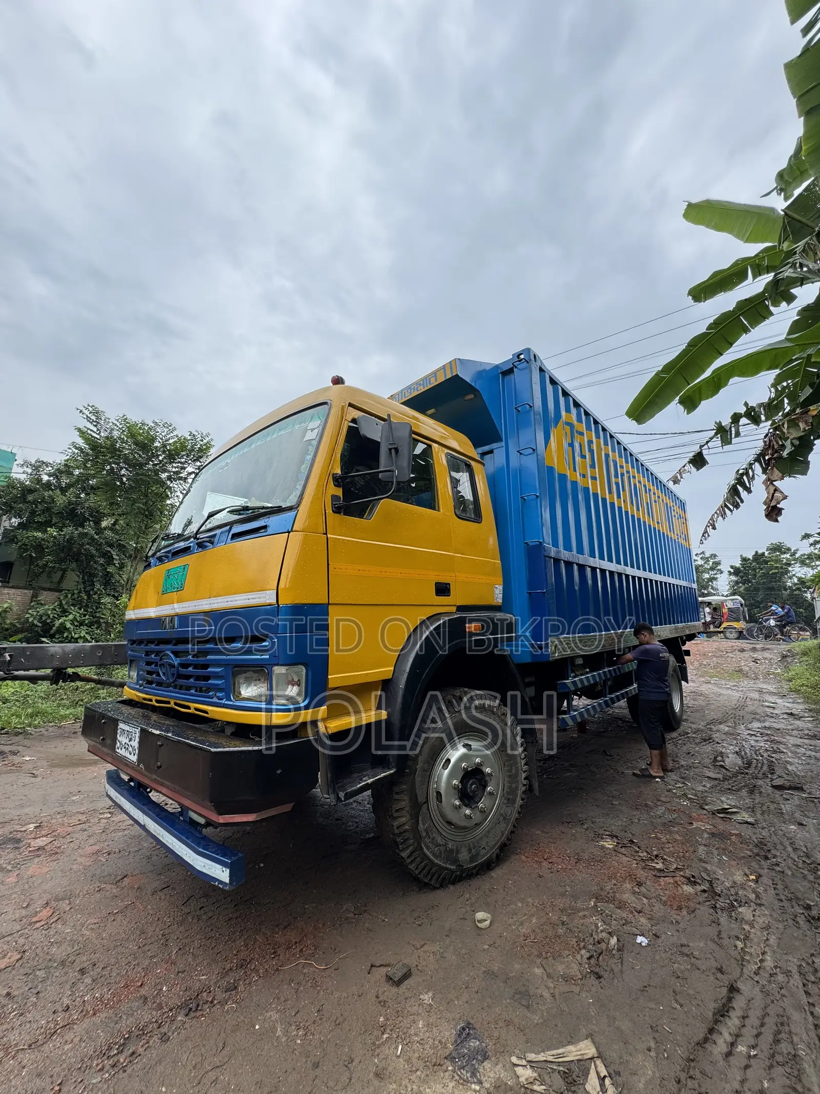টাটা ১৬১৩ এক্স ২০১২ হলুদ