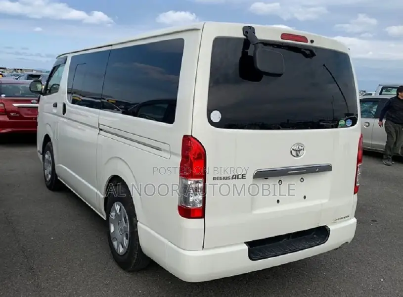 Toyota HiAce 2021 White