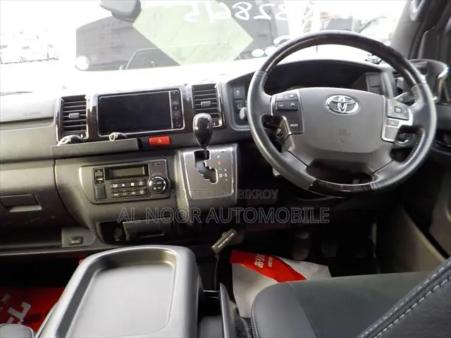 Toyota HiAce 2021 White