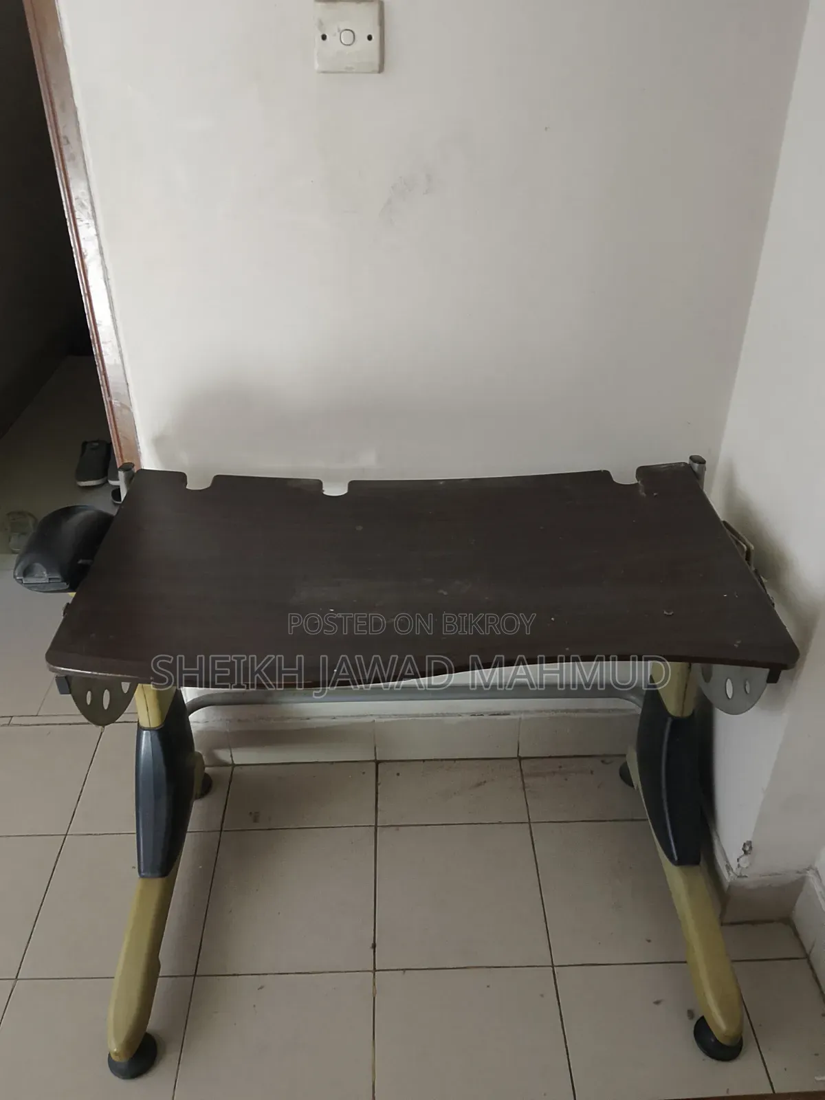 মালেশিয়ান কম্পিউটার টেবিল