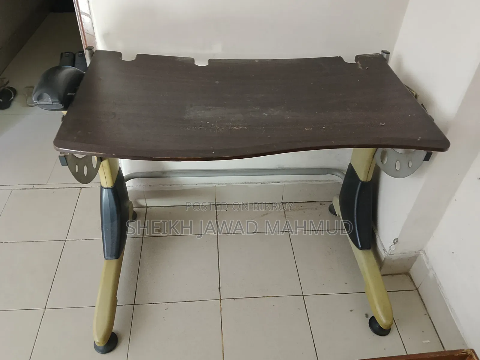 মালেশিয়ান কম্পিউটার টেবিল