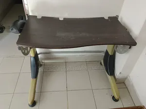 মালেশিয়ান কম্পিউটার টেবিল